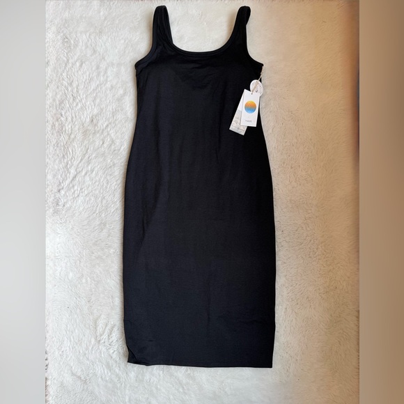 Vuori Dresses & Skirts - NWT Vuori Halo Essential Dress Black Heather (Size L)